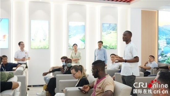 “一帶一路”國(guó)際青年走進(jìn)信陽羅山 看“紅”“綠”資源助力鄉(xiāng)村未來_fororder_“一帶一路”國(guó)際青年采風(fēng)團(tuán)成員現(xiàn)場(chǎng)提問 攝影 賈親親.JPG