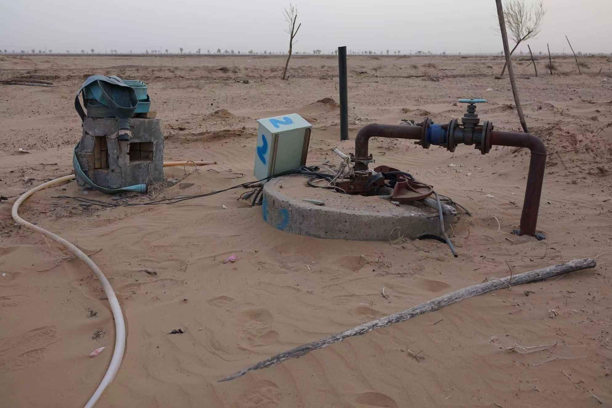 項(xiàng)目地以北的一個(gè)澆灌機(jī)井。 人民網(wǎng)記者 游天燚攝