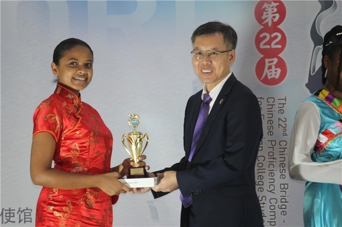 陳錫來(lái)參贊為獲獎(jiǎng)選手頒發(fā)二等獎(jiǎng)。圭亞那大學(xué)孔子學(xué)院供圖