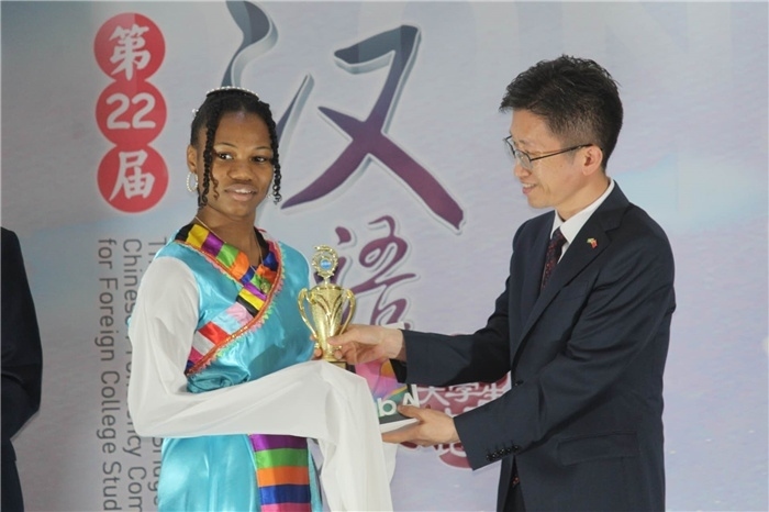 黃瑞參贊為獲獎(jiǎng)選手頒發(fā)二等獎(jiǎng)。圭亞那大學(xué)孔子學(xué)院供圖