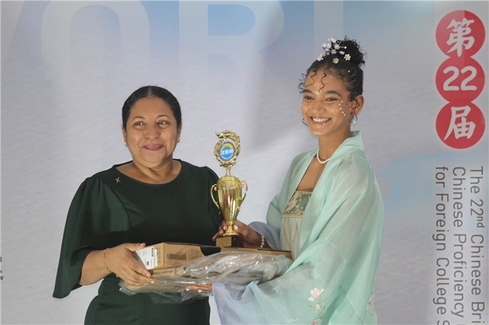 圭亞那大學(xué)校長(zhǎng)默罕默德為獲獎(jiǎng)選手頒發(fā)一等獎(jiǎng)。圭亞那大學(xué)孔子學(xué)院供圖