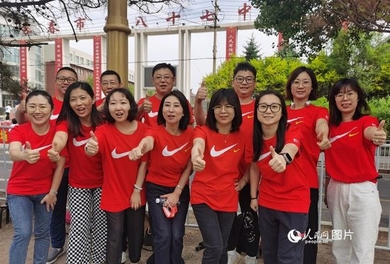 6月7日一早，陽(yáng)光明媚，天氣涼爽，在長(zhǎng)春市第八十七中學(xué)，考生們正陸續(xù)進(jìn)入考場(chǎng)。親友團(tuán)為參加高考的學(xué)子們加油鼓勁。人民網(wǎng)記者 王帝元攝
