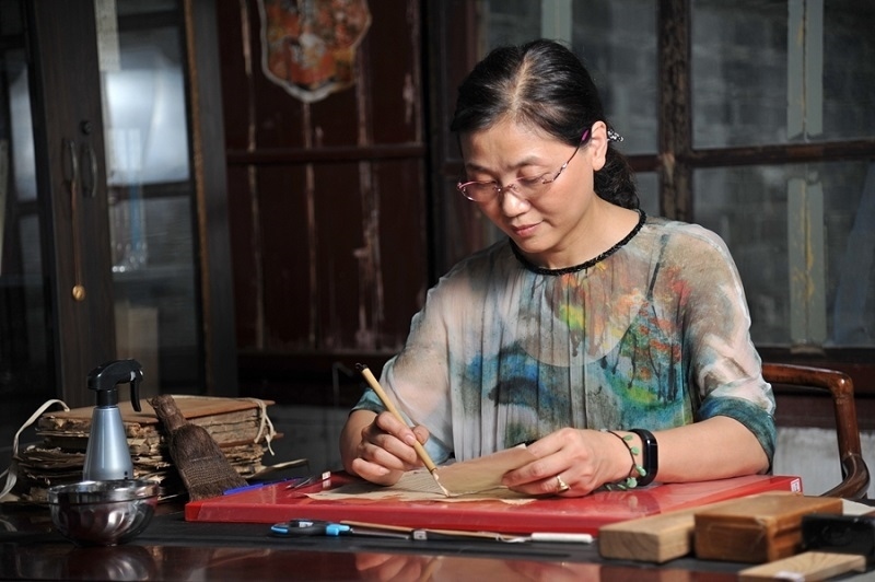 天一閣古籍修復(fù)師工作場(chǎng)景。天一閣博物院供圖