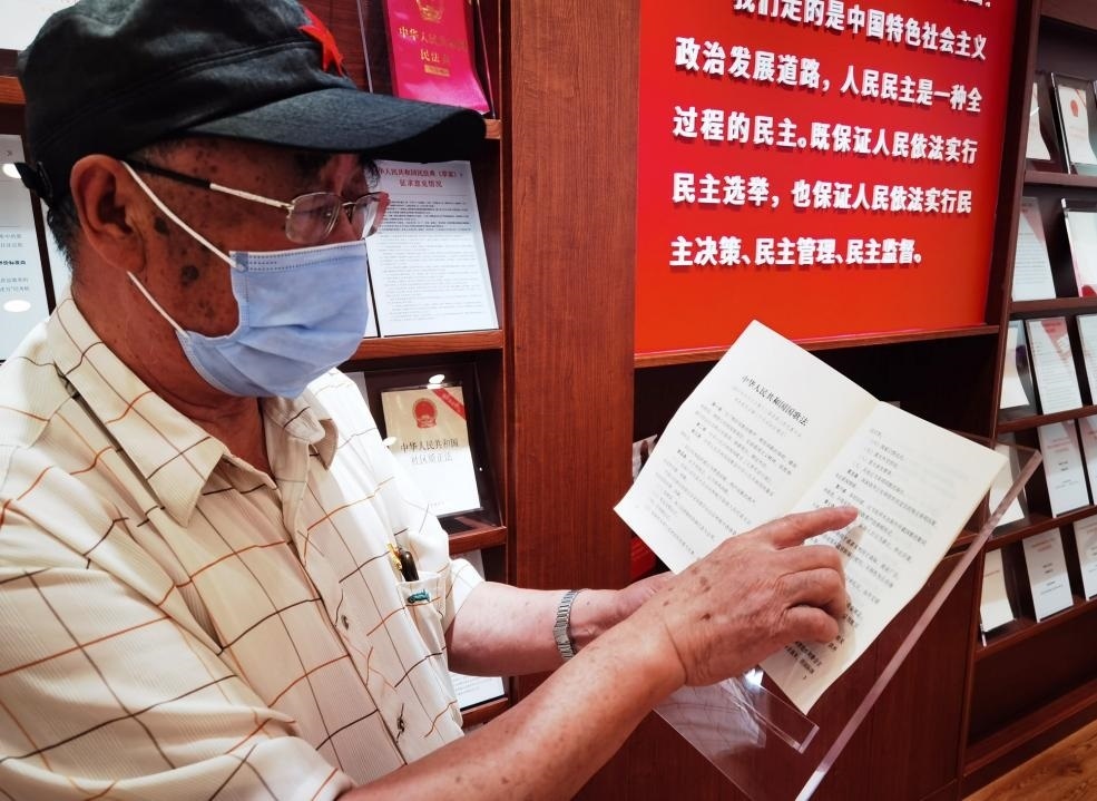 夏云龍給記者展示國(guó)歌法修改的內(nèi)容。人民網(wǎng)記者 唐小麗攝