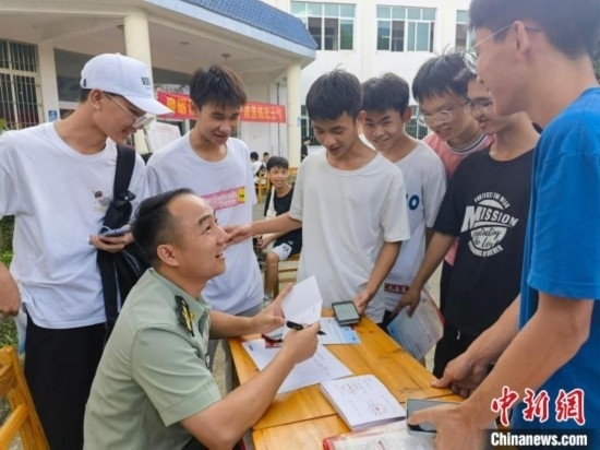 專武干部在講解相關(guān)政策。韋碩 攝