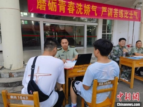 專武干部在講解相關(guān)政策。韋碩 攝