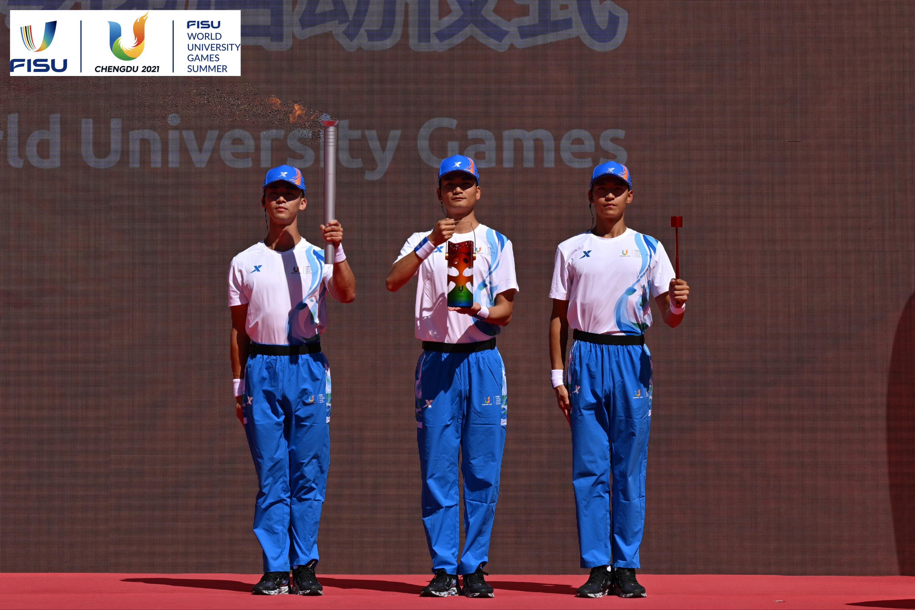 成都大運(yùn)會(huì)火種護(hù)衛(wèi)隊(duì)點(diǎn)燃大運(yùn)火炬。 圖片來源：成都大運(yùn)會(huì)執(zhí)委會(huì)供圖