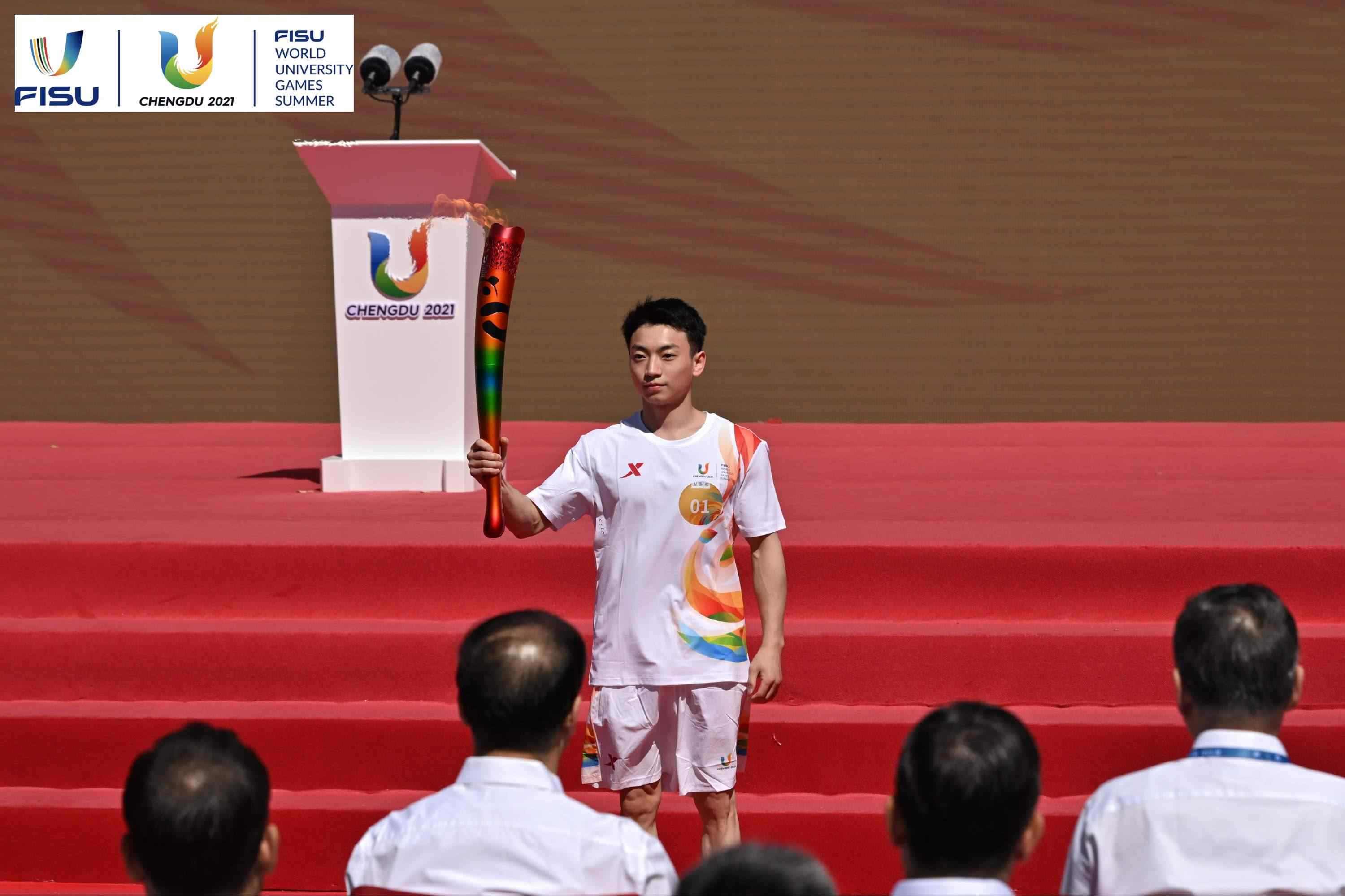 成都大運(yùn)會(huì)火炬手、奧運(yùn)冠軍鄒敬園高舉火炬。 圖片來源：成都大運(yùn)會(huì)執(zhí)委會(huì)供圖