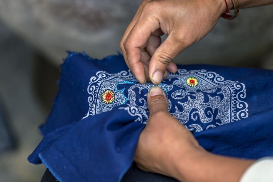 在貴州省黔西市新仁苗族鄉(xiāng)化屋村，村民在制作苗繡。新華社記者 范暉 攝