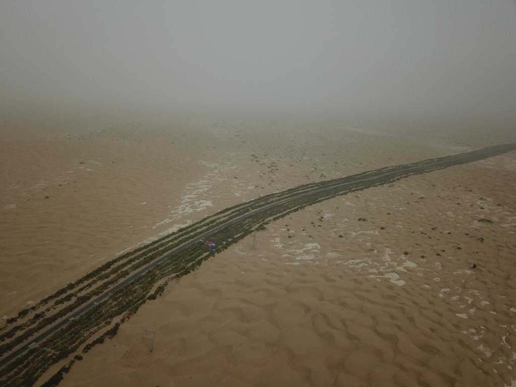 這是2019年8月12日拍攝的塔里木沙漠公路兩側(cè)的綠色屏障（無人機(jī)照片）。新華社記者宿傳義攝