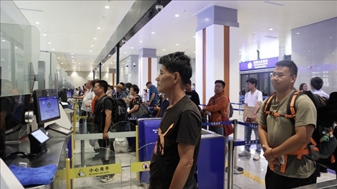 6月13日，乘坐中老鐵路國(guó)際旅客列車的旅客在磨憨邊檢大廳排隊(duì)候檢。李揚(yáng) 攝