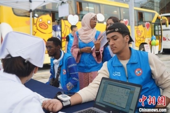 6月13日，在第20個世界獻血者日前夕，20名在贛留學(xué)生組團前往血站獻血。吳迪 攝