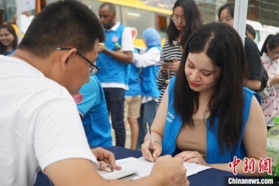 6月13日，在第20個世界獻血者日前夕，20名在贛留學(xué)生組團前往血站獻血。吳迪 攝