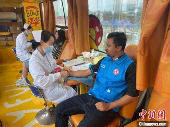 6月13日，在第20個世界獻血者日前夕，20名在贛留學(xué)生組團前往血站獻血。吳迪 攝