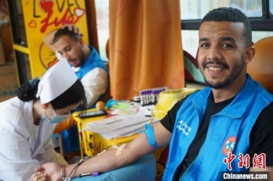 6月13日，在第20個世界獻血者日前夕，20名在贛留學(xué)生組團前往血站獻血。吳迪 攝