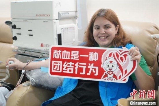6月13日，在第20個世界獻血者日前夕，20名在贛留學(xué)生組團前往血站獻血。吳迪 攝
