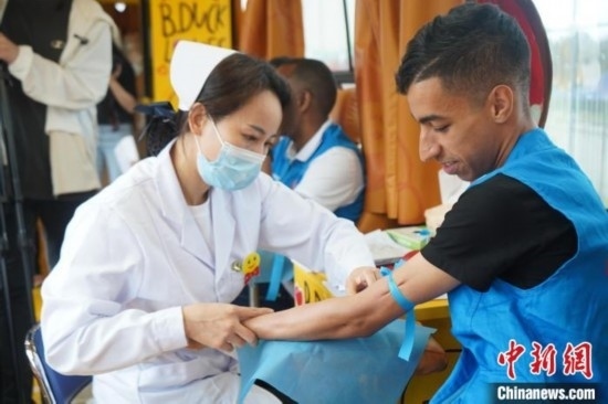 6月13日，在第20個世界獻血者日前夕，20名在贛留學(xué)生組團前往血站獻血。吳迪 攝