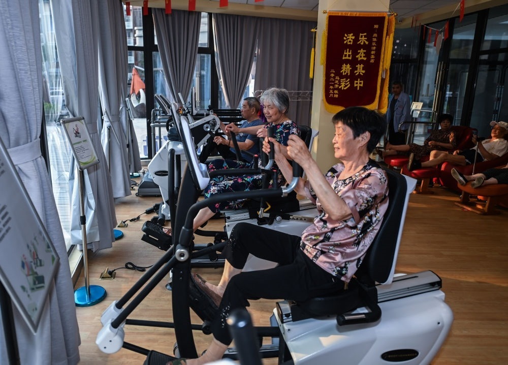 在浙江嘉興市南湖區(qū)新嘉街道電子社區(qū)鄰里中心的長者運(yùn)動(dòng)健康之家內(nèi)，老人們?cè)谶M(jìn)行器械鍛煉（2023年6月14日攝）。新華社記者 徐昱 攝