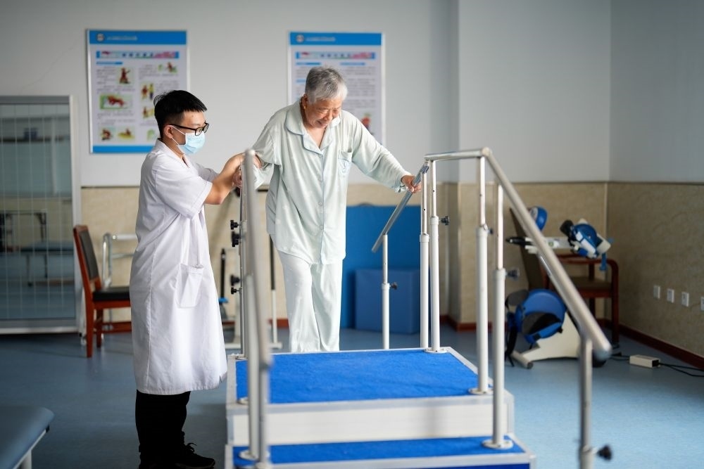 河北省灤南縣一家養(yǎng)老機(jī)構(gòu)的工作人員在指導(dǎo)老人進(jìn)行康復(fù)訓(xùn)練（2023年5月19日攝）。新華社記者 牟宇 攝