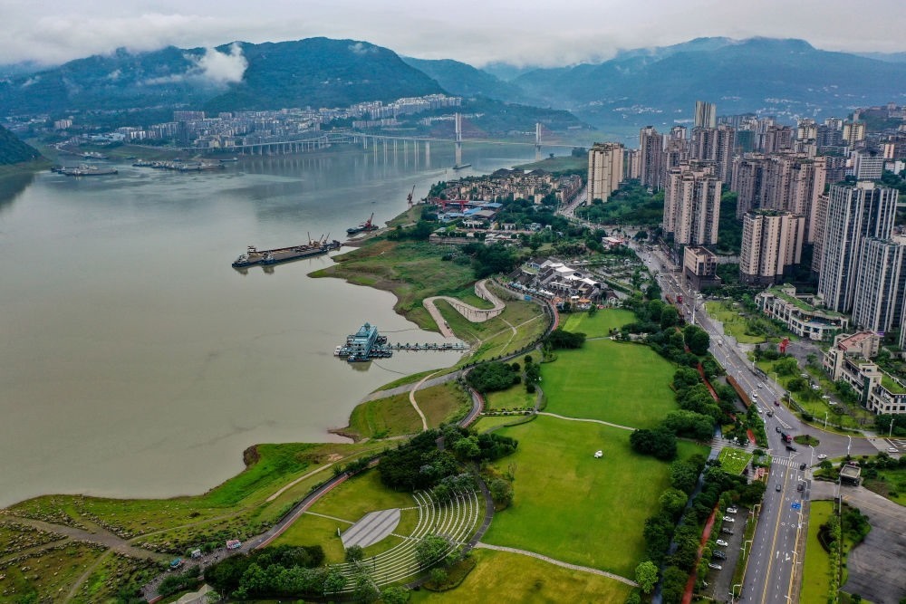 這是2023年6月7日拍攝的位于重慶市云陽縣的云陽城區(qū)環(huán)湖綠道（無人機(jī)照片）。當(dāng)?shù)貙⑸鷳B(tài)治理與生態(tài)修復(fù)結(jié)合起來，兼顧城市旅游和運(yùn)動(dòng)休閑等功能需要，打造環(huán)縣城兩江四岸33公里綠道。新華社記者 唐奕 攝