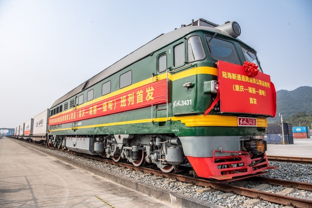 陸海新通道跨境鐵公聯(lián)運(yùn)班列（重慶—瑞麗—緬甸）首發(fā)班列在重慶江津小南埡鐵路物流中心等候發(fā)車（2023年4月3日攝）。新華社記者 唐奕 攝