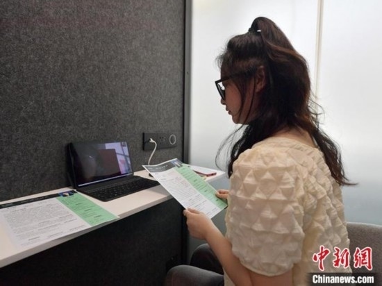 學(xué)生通過(guò)“云面試空間”進(jìn)行求職面試。劉棟 攝