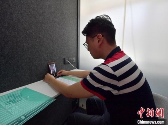 學(xué)生通過(guò)“云面試空間”進(jìn)行求職面試。劉棟 攝