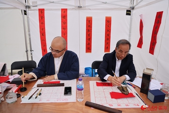 活動(dòng)現(xiàn)場(chǎng)的中國(guó)書(shū)法展示。人民網(wǎng)記者 邢雪攝