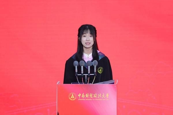 王若研在畢業(yè)典禮上發(fā)言。崔楨楨 攝