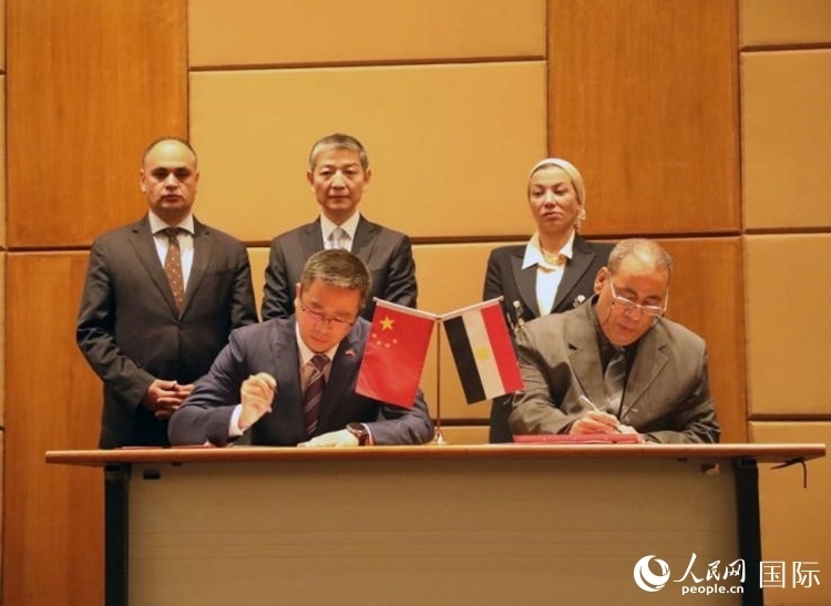 中國駐埃及使館公使張朝陽與埃環(huán)境事務(wù)署工程和項(xiàng)目管理局局長阿卜杜勒阿齊茲簽署交接證書。沈小曉攝