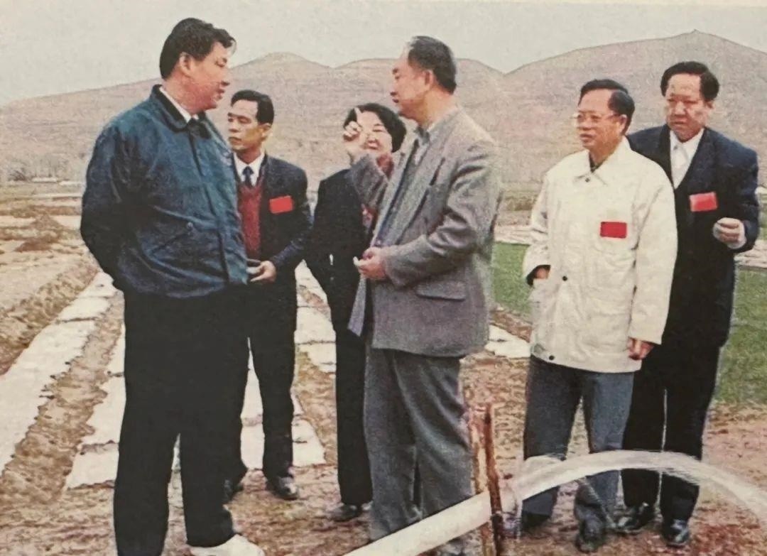 △1997年4月20日，習近平在寧夏固原市隆德縣調(diào)研。