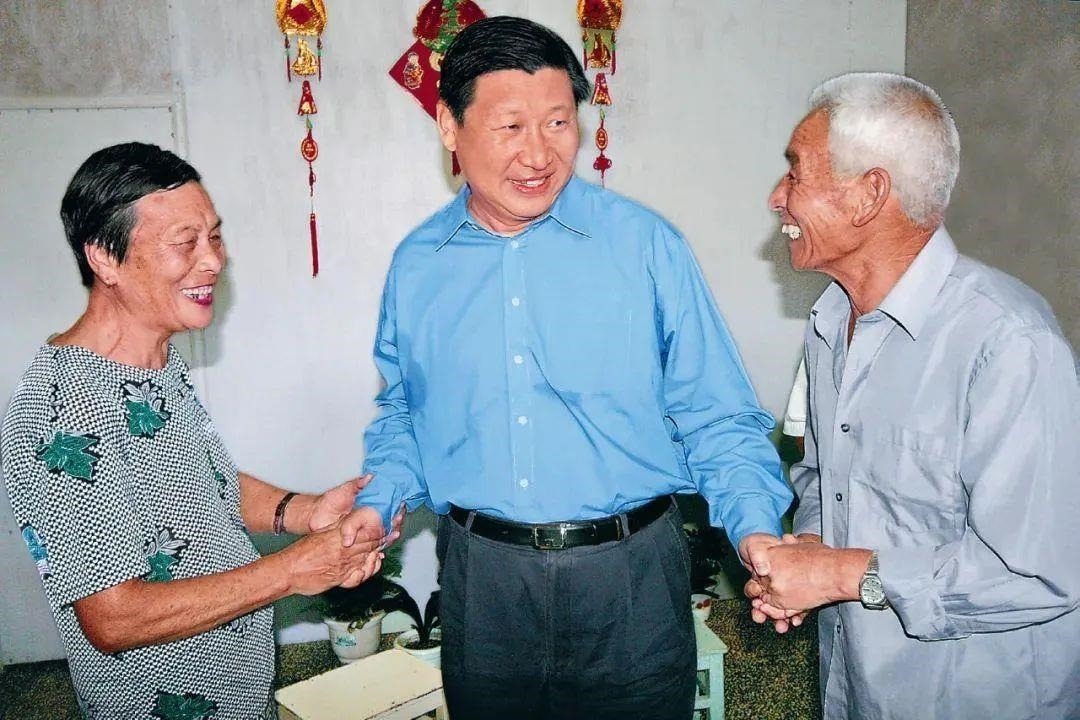 △2006年9月21日，習近平在浙江省舟山市普陀區(qū)東極鎮(zhèn)看望當?shù)貪O民。
