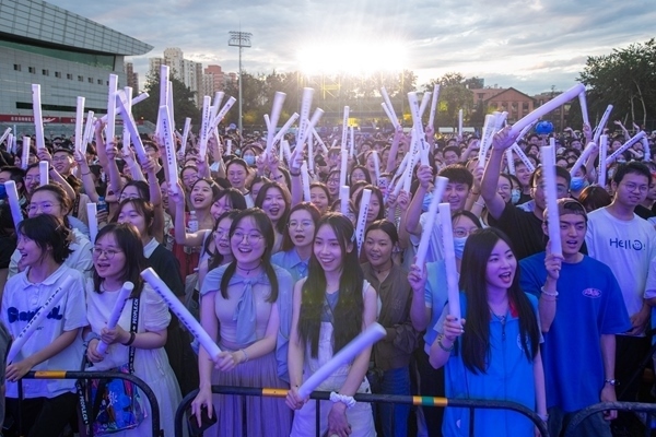 場下觀眾十分熱情。人民網(wǎng)記者 翁奇羽攝