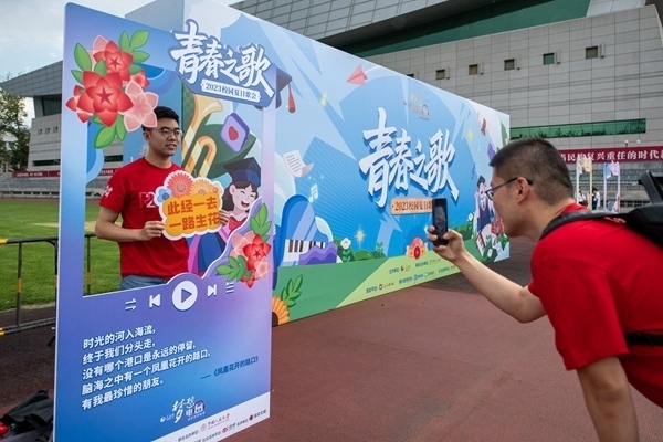 學生在市集打卡拍照。人民網(wǎng)記者 翁奇羽攝