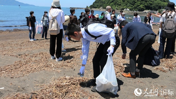 學(xué)生們體驗(yàn)海岸清掃。人民網(wǎng) 許可攝