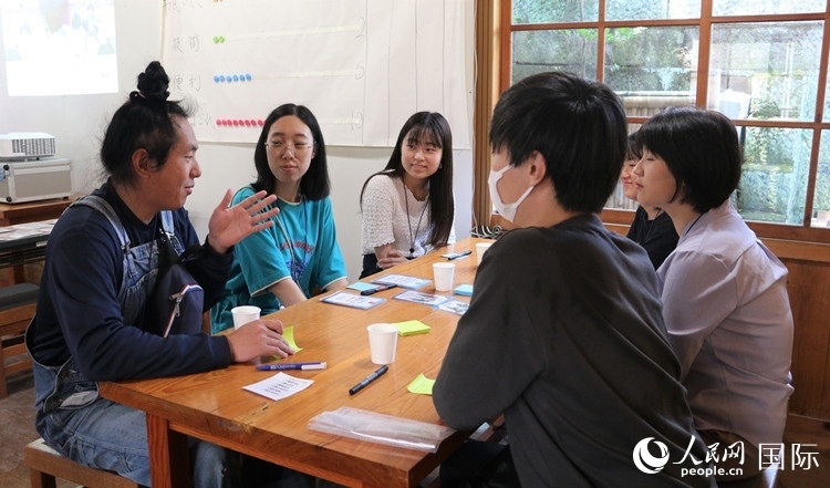 通過卡片游戲，模擬如何解決海洋垃圾問題。人民網(wǎng) 許可攝