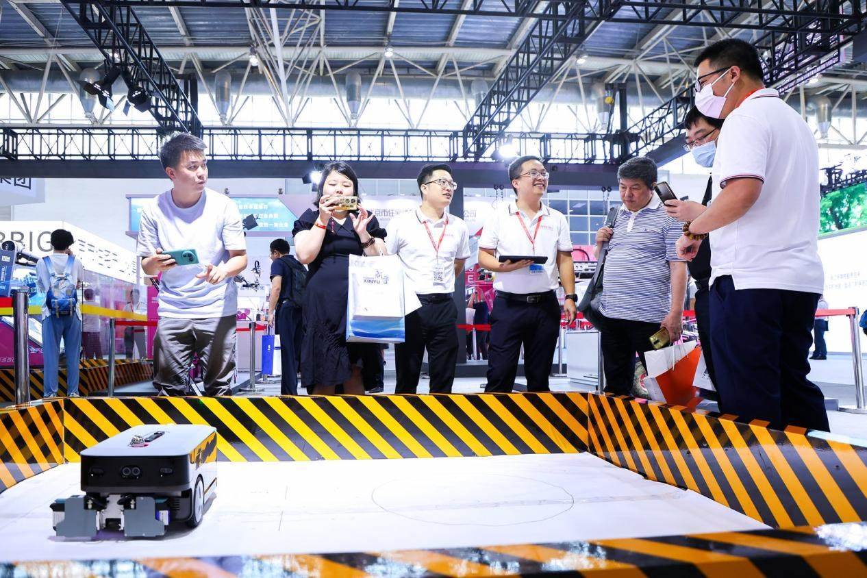 講解員向觀眾介紹智能劃線機(jī)器人。來源：受訪方供圖