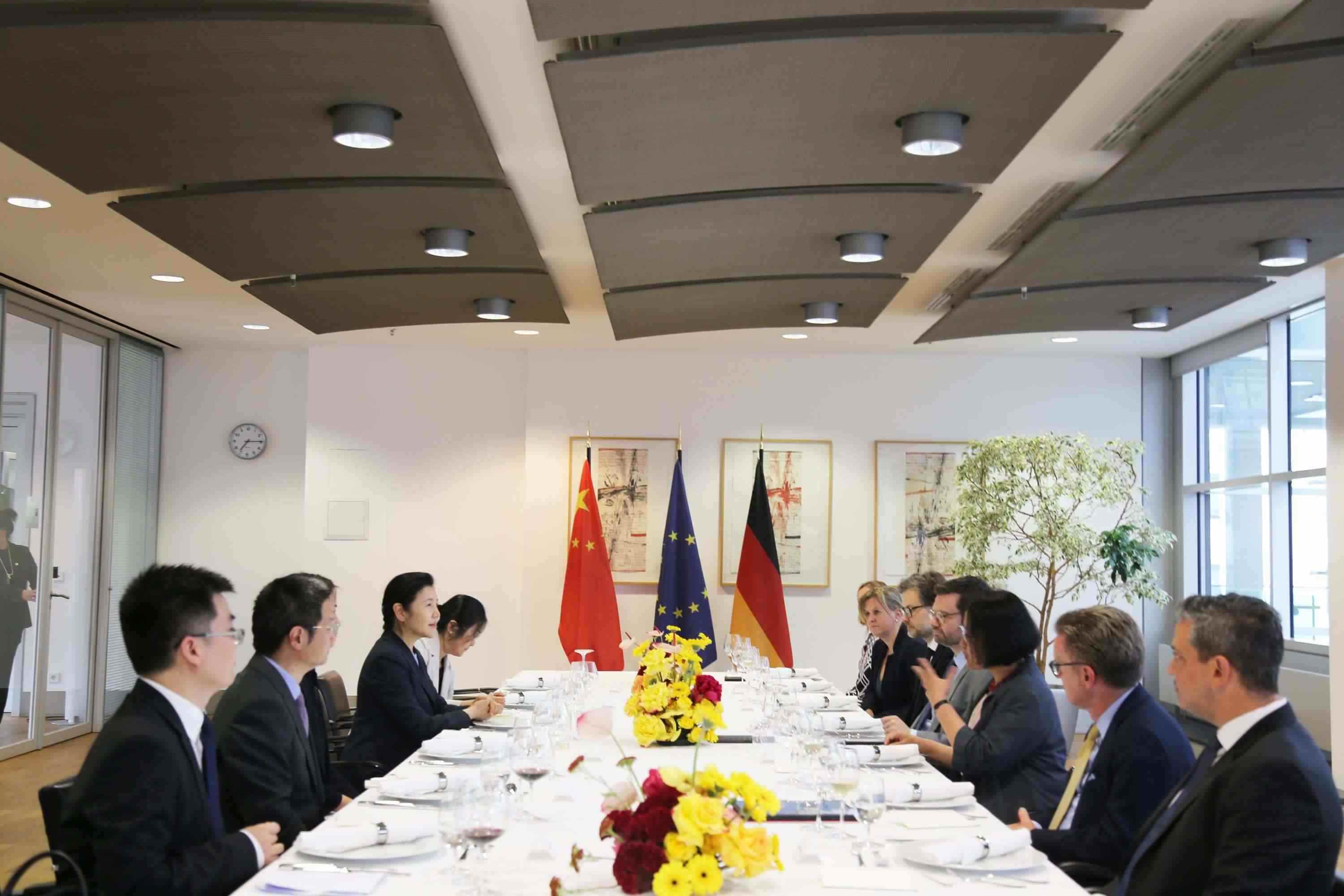 司法部長賀榮與德國聯(lián)邦司法部長布施曼舉行會談。