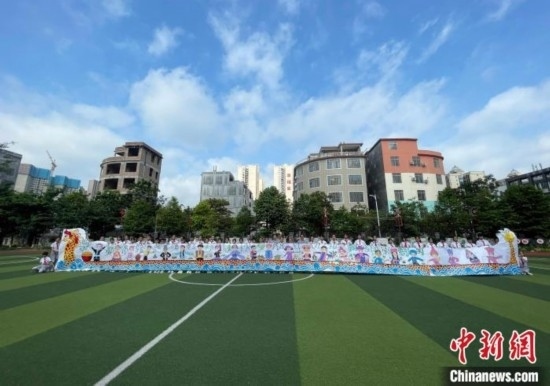 圖為學(xué)生們展示剛完成的長卷。 興業(yè)縣融媒體中心供圖