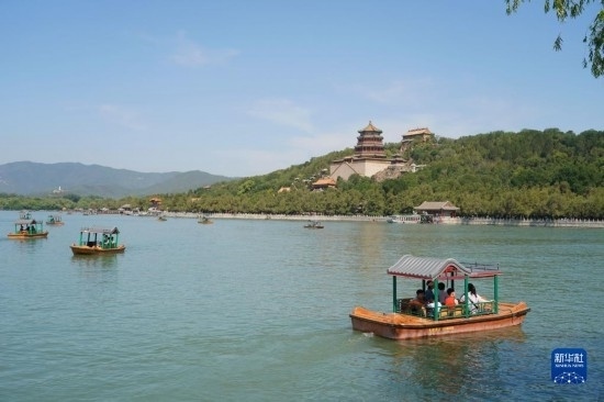 6月22日，游人在北京頤和園乘坐游船。新華社記者 任超 攝