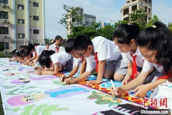 圖為學(xué)生們用手中畫筆在進(jìn)行創(chuàng)作。 興業(yè)縣融媒體中心供圖