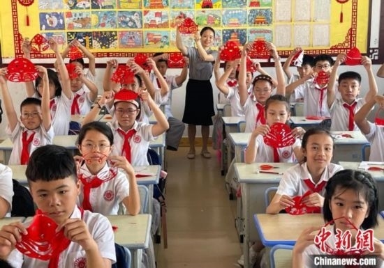 圖為學(xué)生們展示剪紙作品。 興業(yè)縣融媒體中心供圖