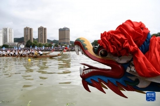 6月23日，在貴州省黔東南苗族侗族自治州施秉縣舉行的獨(dú)木龍舟節(jié)上，獨(dú)木龍舟進(jìn)行比賽。