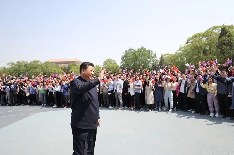 2021年4月19日，在清華大學(xué)建校110周年校慶日即將來(lái)臨之際，習(xí)近平來(lái)到清華大學(xué)考察。圖為習(xí)近平離開(kāi)學(xué)校時(shí)，同師生們揮手致意。新華社記者 鞠鵬 攝