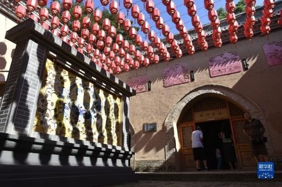 6月23日，游人在三門峽市陜州地坑院景區(qū)內(nèi)游覽。