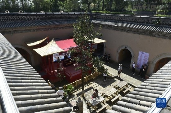 6月23日，游人在三門峽市陜州地坑院景區(qū)內(nèi)游覽。