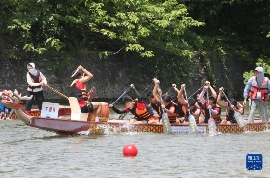 6月23日，在江蘇省宜興市舉行的龍舟競(jìng)渡賽中，參賽選手們奮力拼搏。