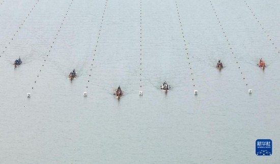 6月23日，在江蘇省泰州市水上運(yùn)動(dòng)訓(xùn)練基地，人們參加龍舟比賽（無人機(jī)照片）。