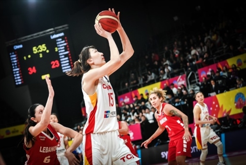 中國(guó)女籃隊(duì)員韓旭籃下進(jìn)攻。圖片來源：國(guó)際籃聯(lián)