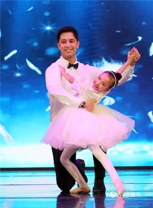 父女共舞“愛的華爾茲”。人民網(wǎng)記者 管克江攝
